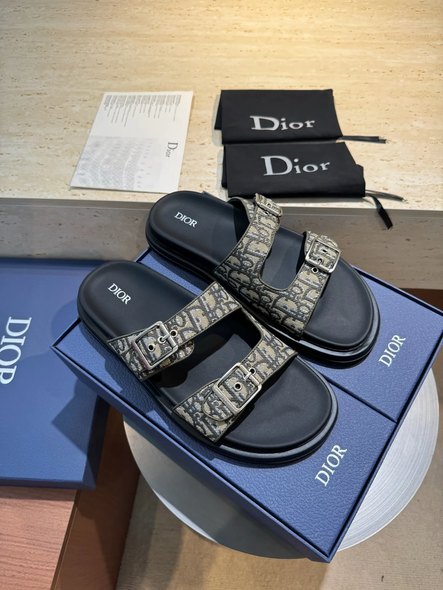 Factory price: 320💰Djia Aqua men's slippers and sandals, Dior's Aqua sandals are elegant and casual. The cross-strap design is reinterpreted in CD Diamond canvas, inspired by the brand's archives. Finished with a branded logo and tonal notch sole, they can be worn easily with shorts or jeans for a sophisticated look. Size:39-44(38 45 customized)